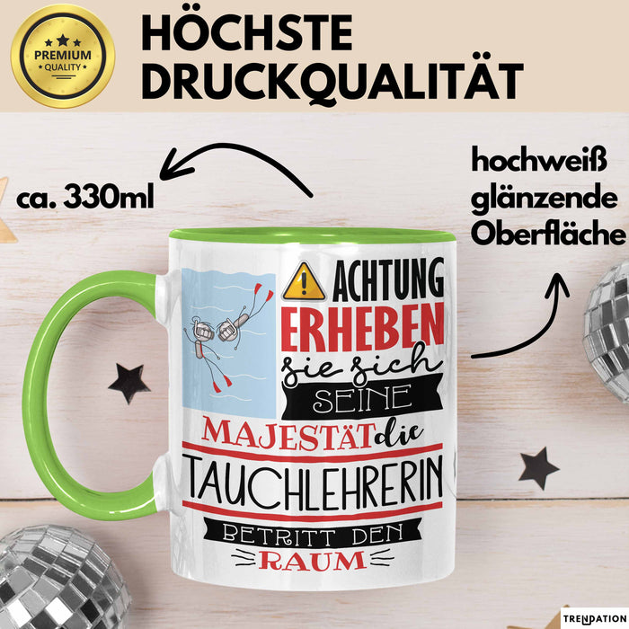 Tauchlehrerin Tasse Geschenk Lustiger Spruch Bitte Erheben Sie Sich Seine Majestät Die Tauchlehrerin Betritt Den Raum Grün Trendation