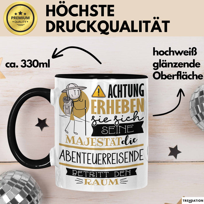 Abenteuerreisende Tasse Geschenk Lustiger Spruch Bitte Erheben Sie Sich Seine Majestät Die Abenteuerreisende Betritt Den Raum Schwarz Trendation