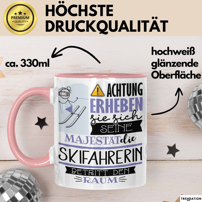 Skifahrerin Tasse Geschenk Lustiger Spruch Bitte Erheben Sie Sich Seine Majestät Die Skifahrerin Betritt Den Raum Rosa Trendation