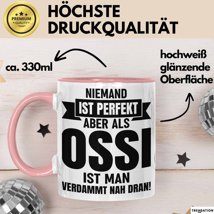 Ossi Geschenk Tasse Ostdeutschland Ossi Geschenkidee Niemand Ist Perfekt Aber Als Ossi Ist Man Verdammt Nah Dran Dresden Leipzig Kaffee-Becher Rosa Trendation