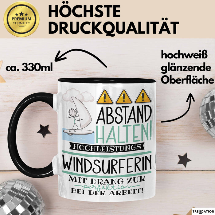 Windsurferin Tasse Geschenk Lustig Abstand Halten Hochleistungs-Windsurferin Mit Drang Zur Perfektion Bei Der Arbeit Trendation