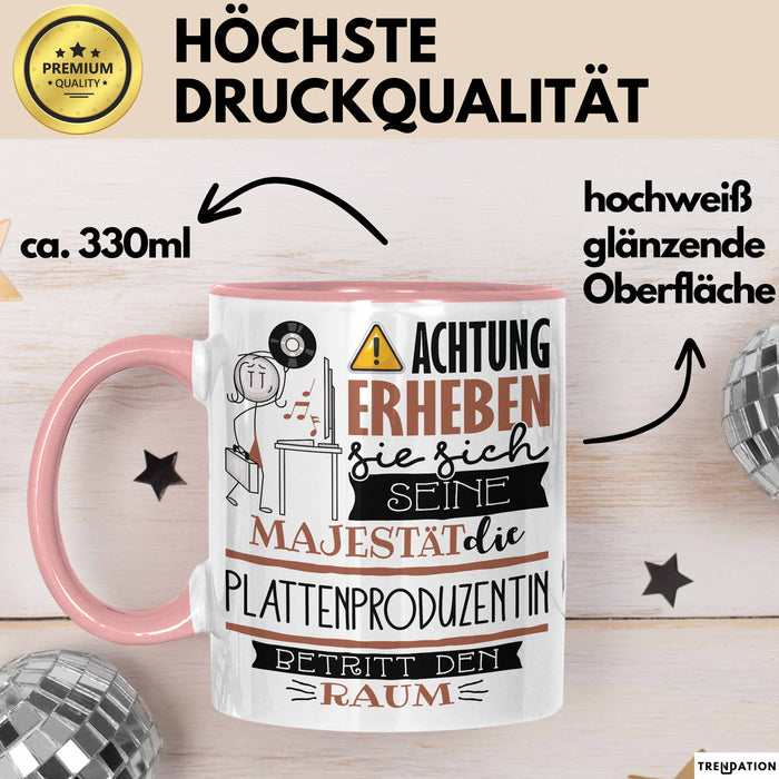 Plattenproduzentin Tasse Geschenk Lustiger Spruch Bitte Erheben Sie Sich Seine Majestät Die Plattenproduzentin Betritt Den Raum Rosa Trendation