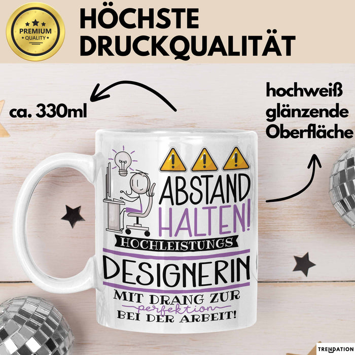 Designerin Tasse Geschenk Lustig Abstand Halten Hochleistungs-Designerin Mit Drang Zur Perfektion Bei Der Arbeit Weiß Trendation