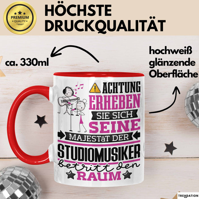 Studiomusiker Geschenk Tasse Lustiger Spruch Erheben Sie Sich Der Studiomusiker Betritt den Raum Rot Trendation