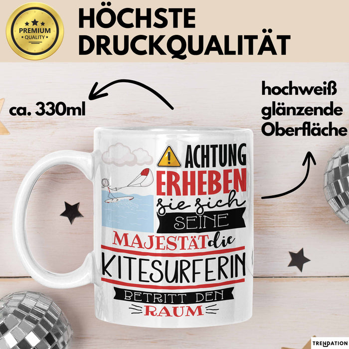 Kitesurferin Tasse Geschenk Lustiger Spruch Bitte Erheben Sie Sich Seine Majestät Die Kitesurferin Betritt Den Raum Weiß Trendation