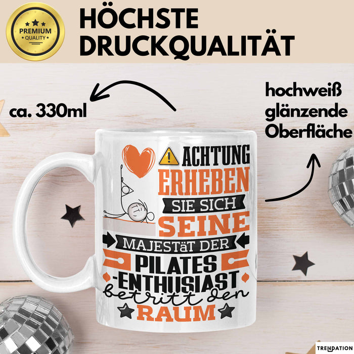 Pilates-Enthusiast Geschenk Tasse Lustiger Spruch Erheben Sie Sich Der Pilates-Enthusiast Betritt den Raum Weiß Trendation