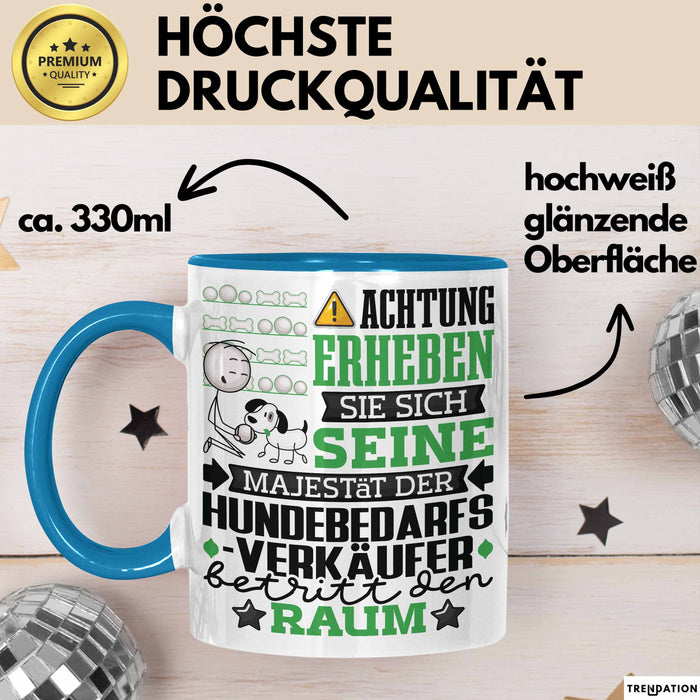 Hundebedarfsverkäufer Geschenk Tasse Lustiger Spruch Erheben Sie Sich Der Hundebedarfsverkäufer Betritt den Raum Blau Trendation