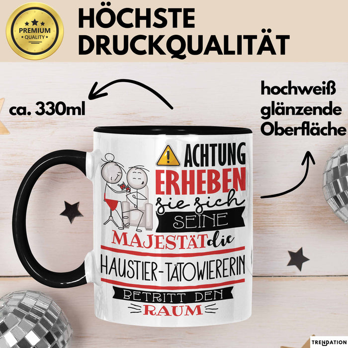 Haustier-Tätowiererin Tasse Geschenk Lustiger Spruch Bitte Erheben Sie Sich Seine Majestät Die Haustier-Tätowiererin Betritt Den Raum Schwarz Trendation