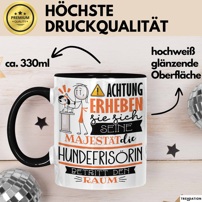 Hundefrisörin Tasse Geschenk Lustiger Spruch Bitte Erheben Sie Sich Seine Majestät Die Hundefrisörin Betritt Den Raum Schwarz Trendation