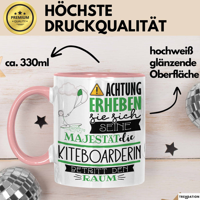 Kiteboarderin Tasse Geschenk Lustiger Spruch Bitte Erheben Sie Sich Seine Majestät Die Kiteboarderin Betritt Den Raum Rosa Trendation