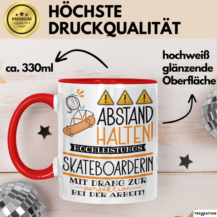 Skateboarderin Tasse Geschenk Lustig Abstand Halten Hochleistungs-Skateboarderin Mit Drang Zur Perfektion Bei Der Arbeit Rot Trendation