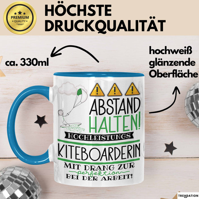 Kiteboarderin Tasse Geschenk Lustig Abstand Halten Hochleistungs-Kiteboarderin Mit Drang Zur Perfektion Bei Der Arbeit Blau Trendation