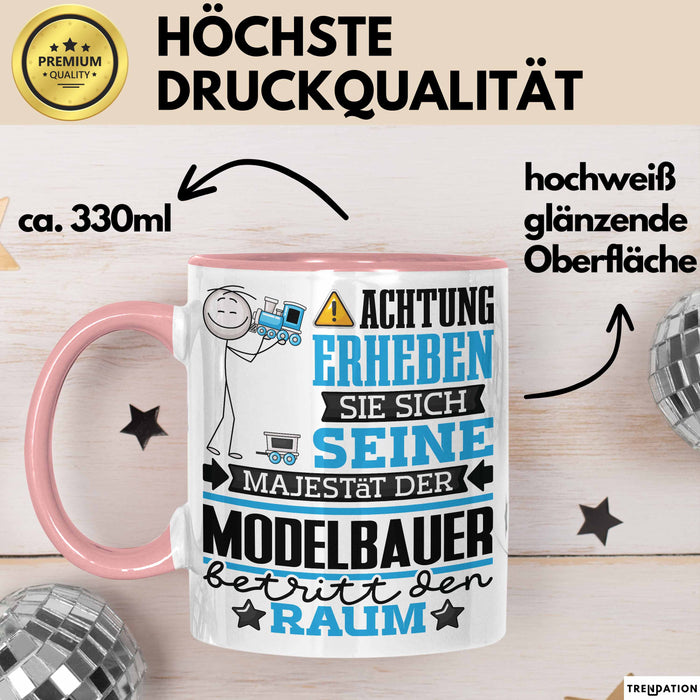 Modelbauer Geschenk Tasse Lustiger Spruch Erheben Sie Sich Der Modelbauer Betritt den Raum Rosa Trendation