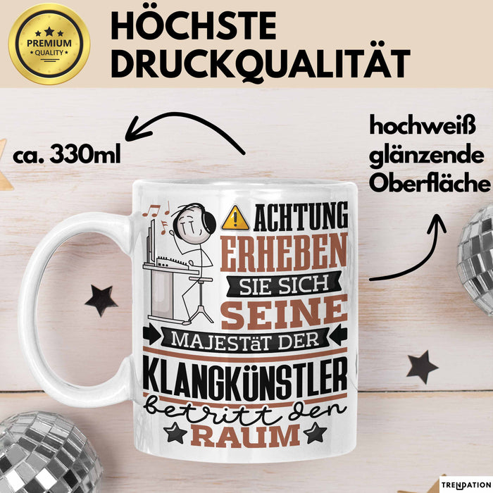 Klangkünstler Geschenk Tasse Lustiger Spruch Erheben Sie Sich Der Klangkünstler Betritt den Raum Weiß Trendation