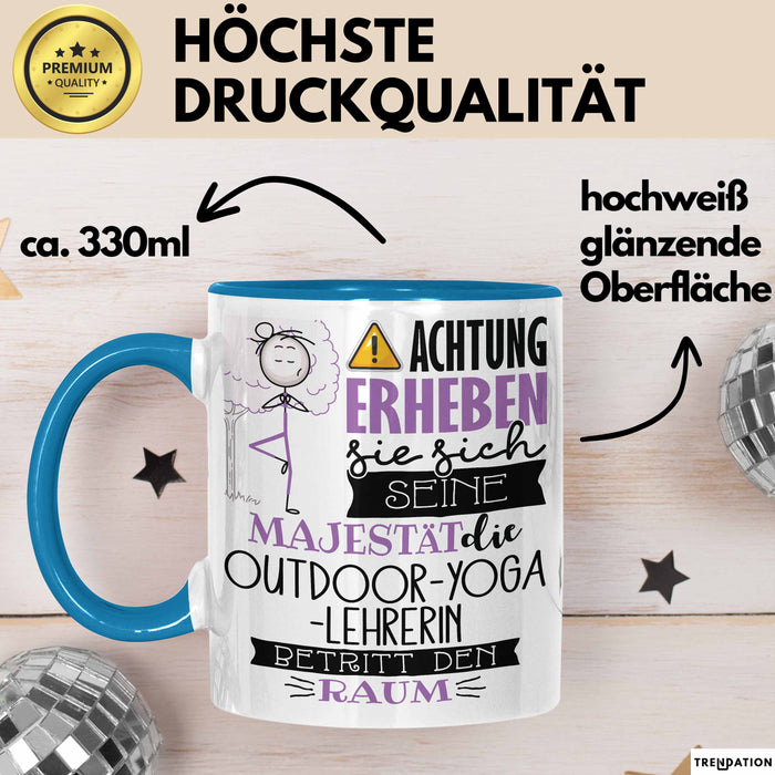 Outdoor-Yoga-Lehrerin Tasse Geschenk Lustiger Spruch Bitte Erheben Sie Sich Seine Majestät Die Outdoor-Yoga-Lehrerin Betritt Den Raum Blau Trendation