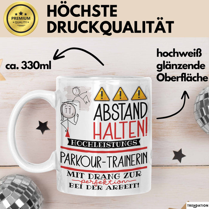 Parkour-Trainerin Tasse Geschenk Lustig Abstand Halten Hochleistungs-Parkour-Trainerin Mit Drang Zur Perfektion Bei Der Arbeit Weiß Trendation