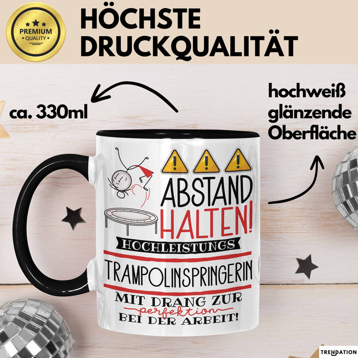 Trampolinspringerin Tasse Geschenk Lustig Abstand Halten Hochleistungs-Trampolinspringerin Mit Drang Zur Perfektion Bei Der Arbeit Trendation