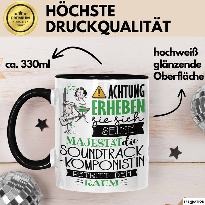 Soundtrack-Komponistin Tasse Geschenk Lustiger Spruch Bitte Erheben Sie Sich Seine Majestät Die Soundtrack-Komponistin Betritt Den Raum Schwarz Trendation