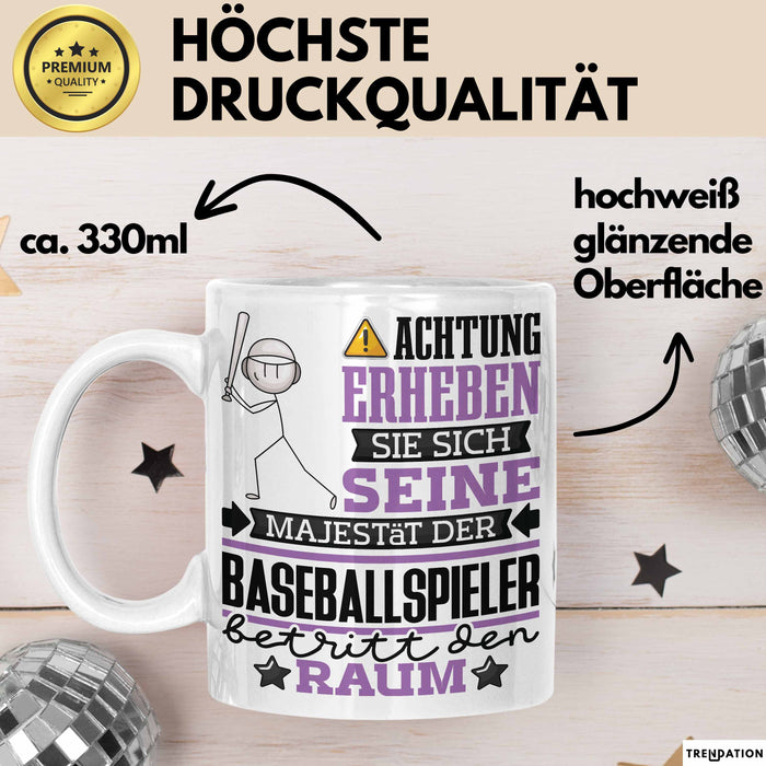 Baseballspieler Geschenk Tasse Lustiger Spruch Erheben Sie Sich Der Baseballspieler Betritt den Raum Weiß Trendation