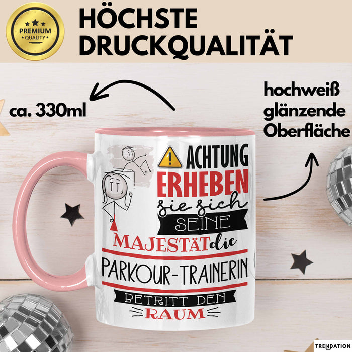 Parkour-Trainerin Tasse Geschenk Lustiger Spruch Bitte Erheben Sie Sich Seine Majestät Die Parkour-Trainerin Betritt Den Raum Rosa Trendation