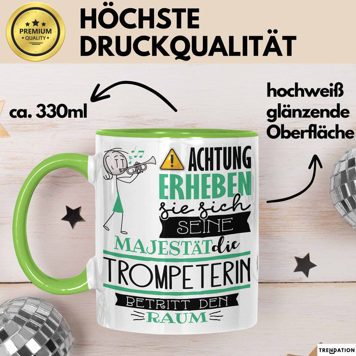 Trompeterin Tasse Geschenk Lustiger Spruch Bitte Erheben Sie Sich Seine Majestät Die Trompeterin Betritt Den Raum Grün Trendation
