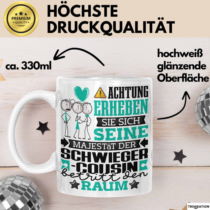Schwiegercousin Geschenk Tasse Lustiger Spruch Erheben Sie Sich Der Schwiegercousin Betritt den Raum Weiß Trendation