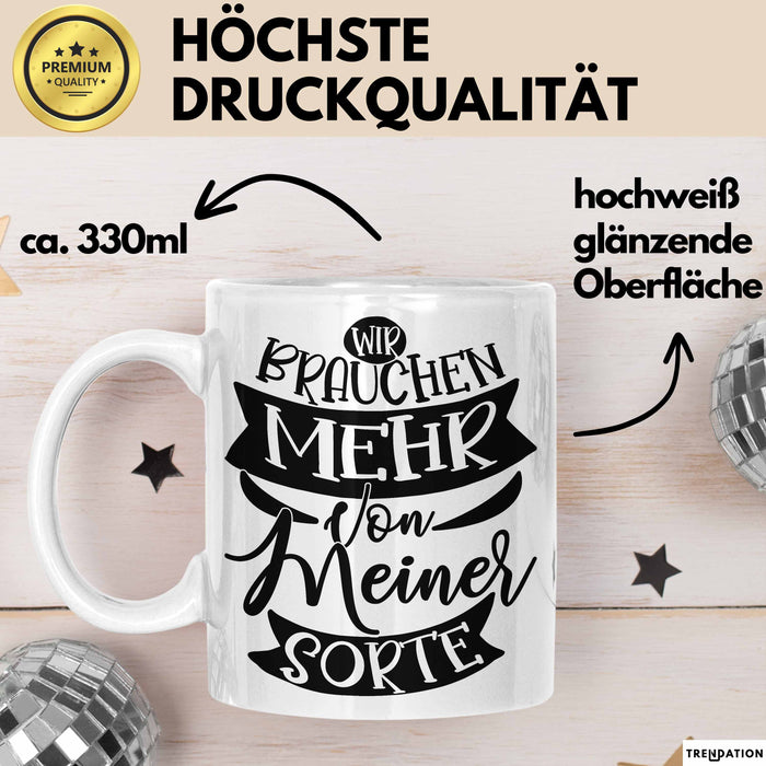Lustiger Spruch Kaffee-Becher Geschenk für Kollegen Wir Brauchen Mehr Von Meiner Sorte Tasse Weiß Trendation