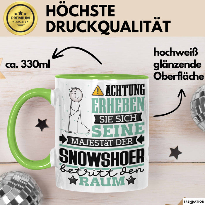 Snowshoer Geschenk Tasse Lustiger Spruch Erheben Sie Sich Der Snowshoer Betritt den Raum Grün Trendation