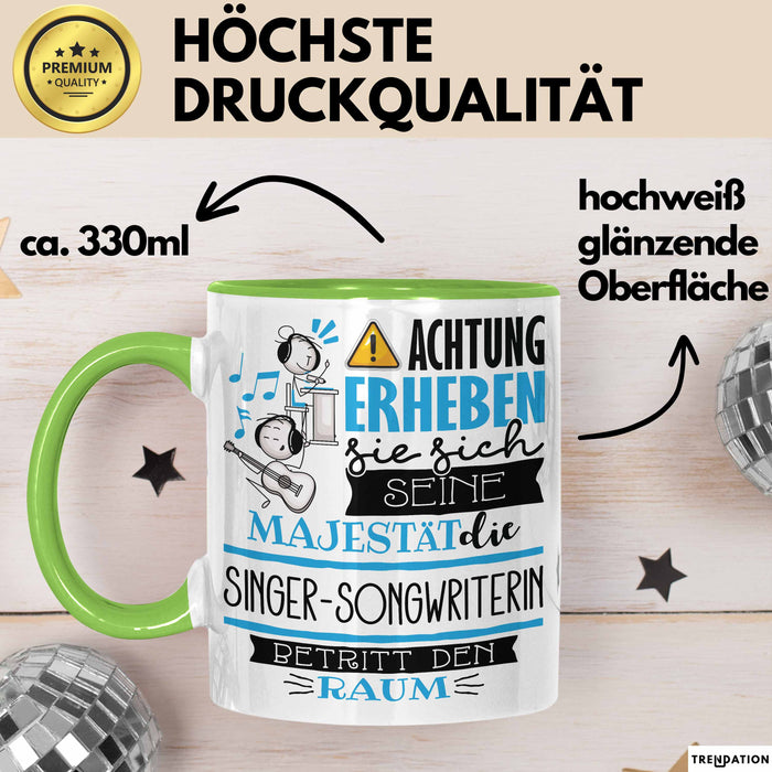 Singer-Songwriterin Tasse Geschenk Lustiger Spruch Bitte Erheben Sie Sich Seine Majestät Die Singer-Songwriterin Betritt Den Raum Grün Trendation