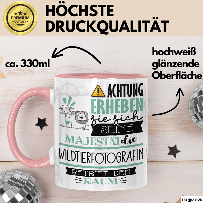 Wildtierfotografin Tasse Geschenk Lustiger Spruch Bitte Erheben Sie Sich Seine Majestät Die Wildtierfotografin Betritt Den Raum Rosa Trendation