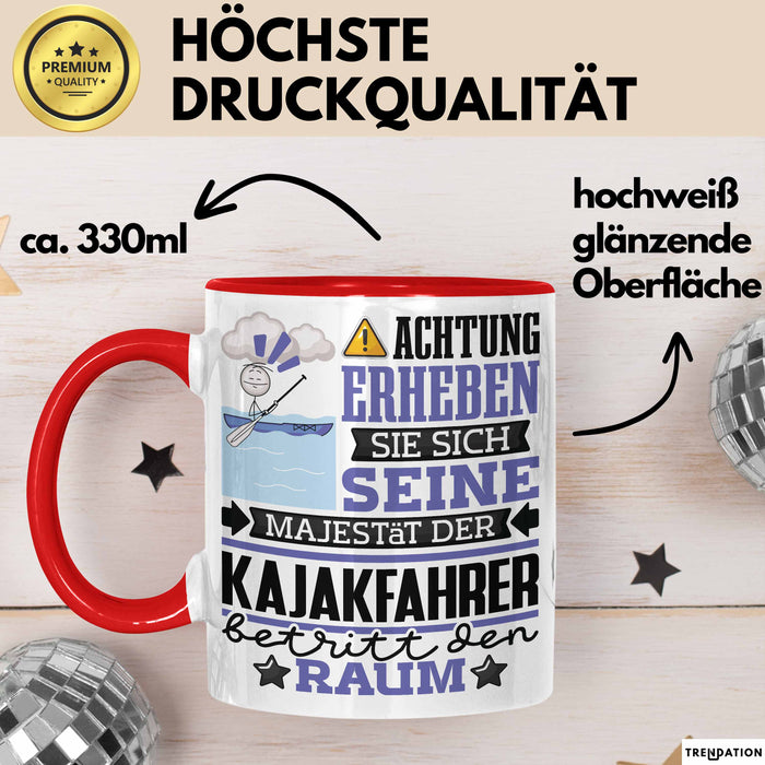 Kajakfahrer Geschenk Tasse Lustiger Spruch Erheben Sie Sich Der Kajakfahrer Betritt den Raum Rot Trendation