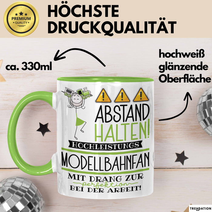 Modellbahnfan Tasse Geschenk Lustig Abstand Halten Hochleistungs-Modellbahnfan Mit Drang Zur Perfektion Bei Der Arbeit Grün Trendation