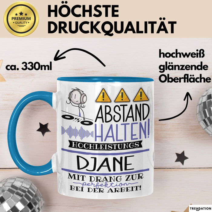 DJane Tasse Geschenk Lustig Abstand Halten Hochleistungs-DJane Mit Drang Zur Perfektion Bei Der Arbeit Blau Trendation