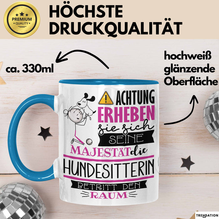 Hundesitterin Tasse Geschenk Lustiger Spruch Bitte Erheben Sie Sich Seine Majestät Die Hundesitterin Betritt Den Raum Blau Trendation