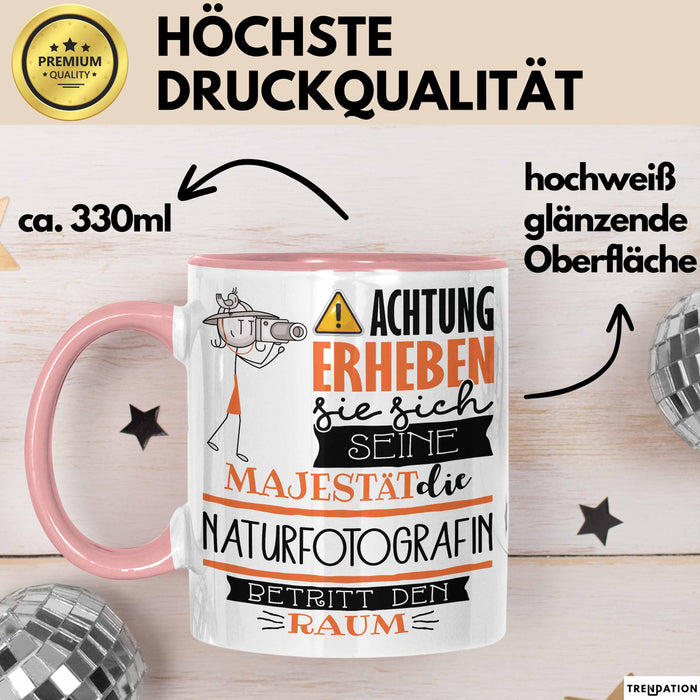 Naturfotografin Tasse Geschenk Lustiger Spruch Bitte Erheben Sie Sich Seine Majestät Die Naturfotografin Betritt Den Raum Rosa Trendation