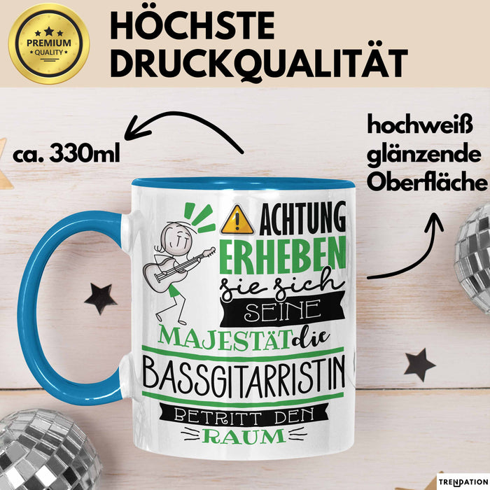 Bassgitarristin Tasse Geschenk Lustiger Spruch Bitte Erheben Sie Sich Seine Majestät Die Bassgitarristin Betritt Den Raum Blau Trendation