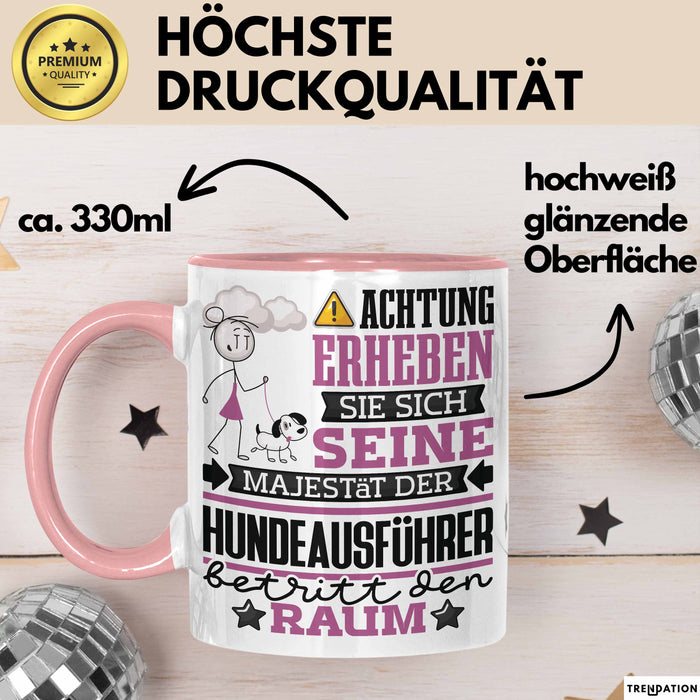 Hundeausführer Geschenk Tasse Lustiger Spruch Erheben Sie Sich Der Hundeausführer Betritt den Raum Rosa Trendation