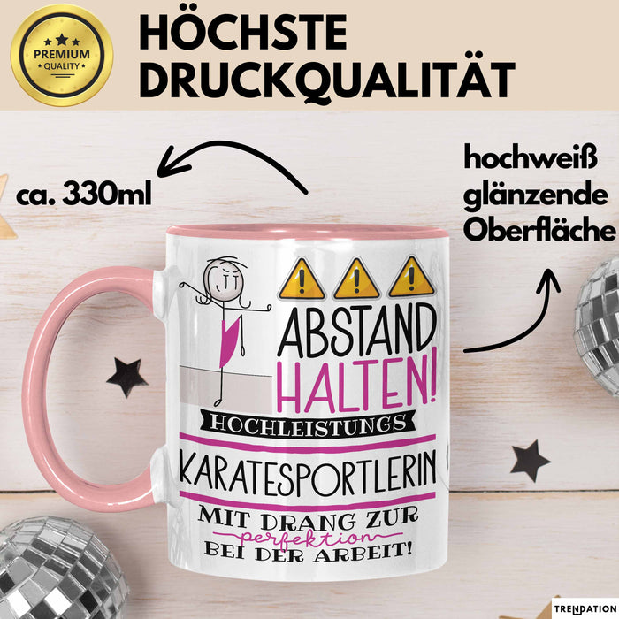 Karatesportlerin Tasse Geschenk Lustig Abstand Halten Hochleistungs-Karatesportlerin Mit Drang Zur Perfektion Bei Der Arbeit Rosa Trendation