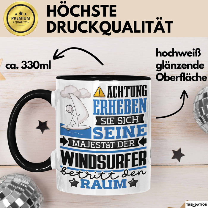 Windsurfer Geschenk Tasse Lustiger Spruch Erheben Sie Sich Der Windsurfer Betritt den Raum Schwarz Trendation