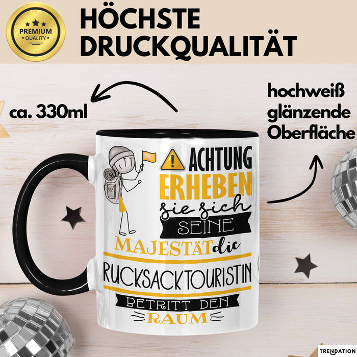 Rucksacktouristin Tasse Geschenk Lustiger Spruch Bitte Erheben Sie Sich Seine Majestät Die Rucksacktouristin Betritt Den Raum Schwarz Trendation