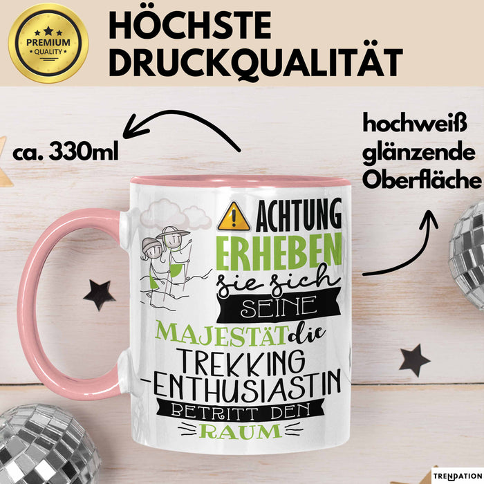 Trekking-Enthusiastin Tasse Geschenk Lustiger Spruch Bitte Erheben Sie Sich Seine Majestät Die Trekking-Enthusiastin Betritt Den Raum Rosa Trendation