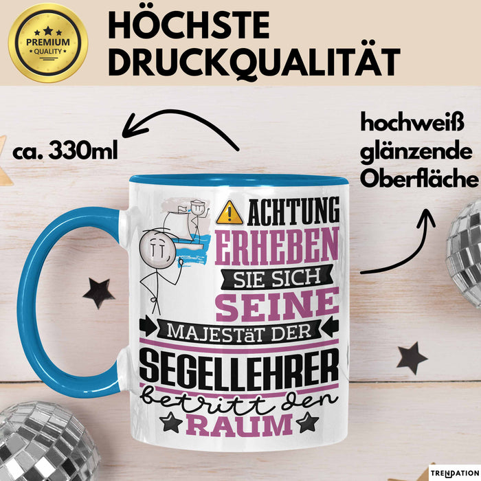 Segellehrer Geschenk Tasse Lustiger Spruch Erheben Sie Sich Der Segellehrer Betritt den Raum Blau Trendation