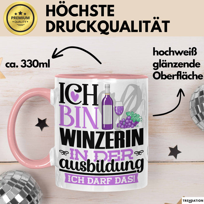 Winzerin Ausbildung Start Geschenk Tasse Ich Bin Winzerin In Der Ausbildung Ich Darf Das Kaffee-Becher Geschenkidee Rosa Trendation