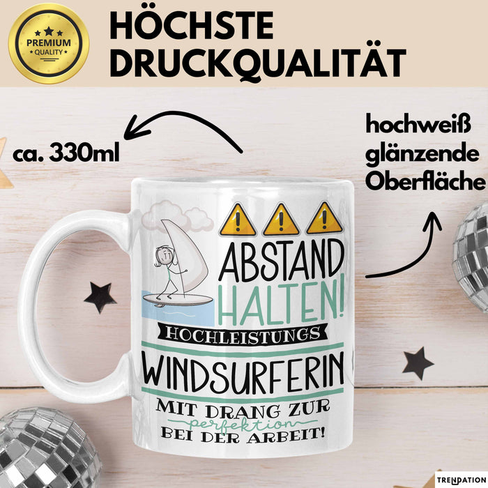 Windsurferin Tasse Geschenk Lustig Abstand Halten Hochleistungs-Windsurferin Mit Drang Zur Perfektion Bei Der Arbeit Weiß Trendation