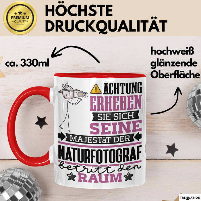 Naturfotograf Geschenk Tasse Lustiger Spruch Erheben Sie Sich Der Naturfotograf Betritt den Raum Rot Trendation