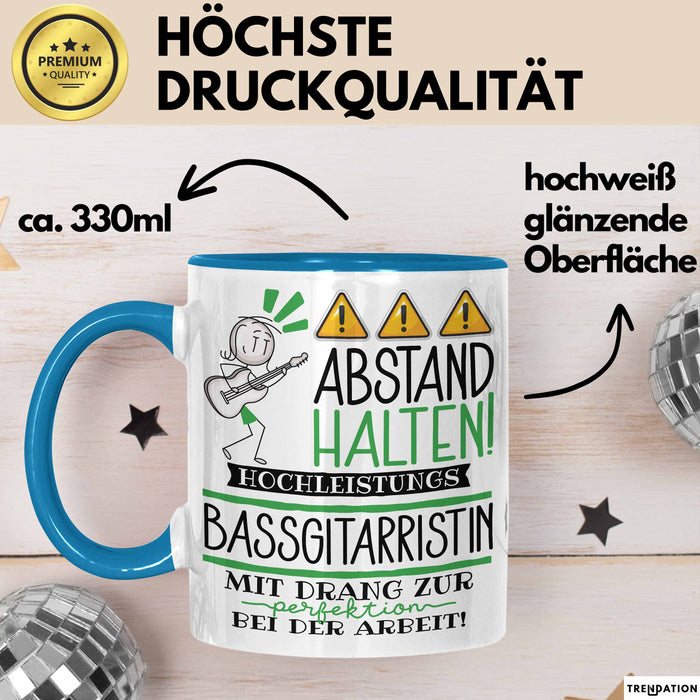 Bassgitarristin Tasse Geschenk Lustig Abstand Halten Hochleistungs-Bassgitarristin Mit Drang Zur Perfektion Bei Der Arbeit Blau Trendation