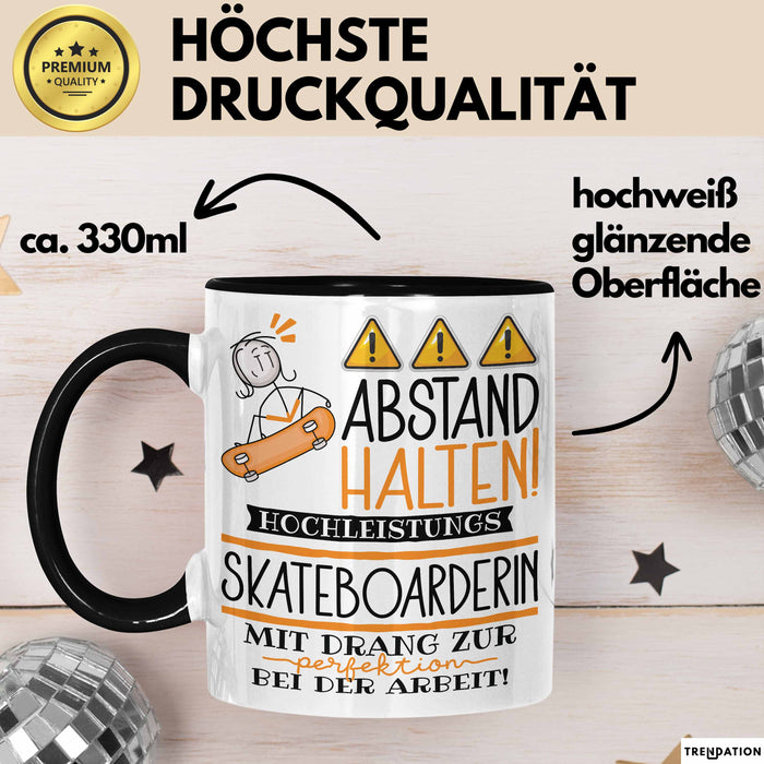 Skateboarderin Tasse Geschenk Lustig Abstand Halten Hochleistungs-Skateboarderin Mit Drang Zur Perfektion Bei Der Arbeit Trendation