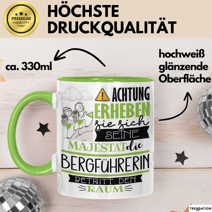 Bergführerin Tasse Geschenk Lustiger Spruch Bitte Erheben Sie Sich Seine Majestät Die Bergführerin Betritt Den Raum Grün Trendation