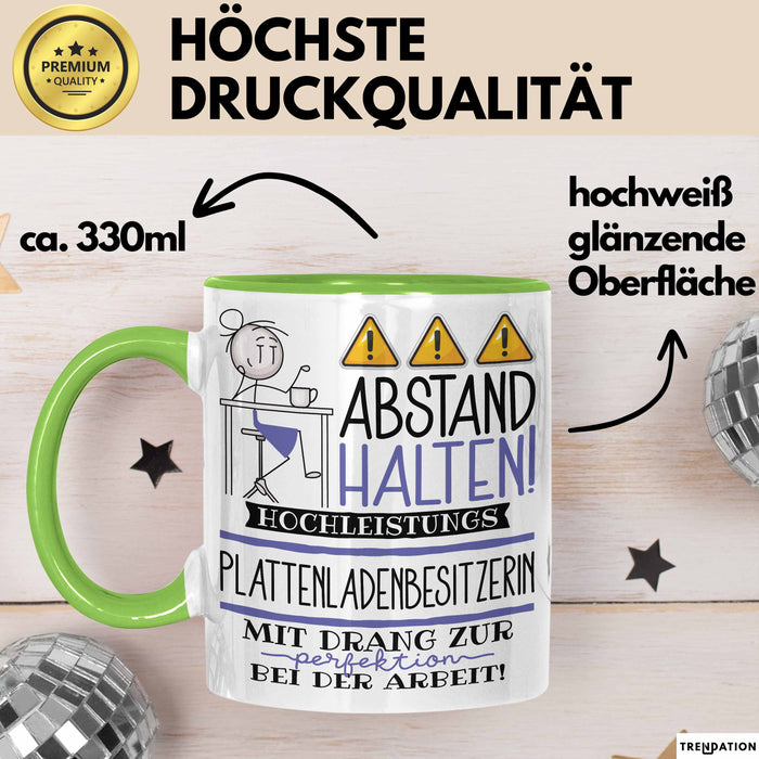 Plattenladenbesitzerin Tasse Geschenk Lustig Abstand Halten Hochleistungs-Plattenladenbesitzerin Mit Drang Zur Perfektion Bei Der Arbeit Grün Trendation