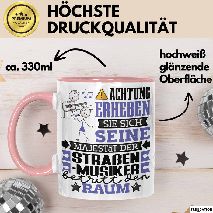 Straßenmusiker Geschenk Tasse Lustiger Spruch Erheben Sie Sich Der Straßenmusiker Betritt den Raum Rosa Trendation